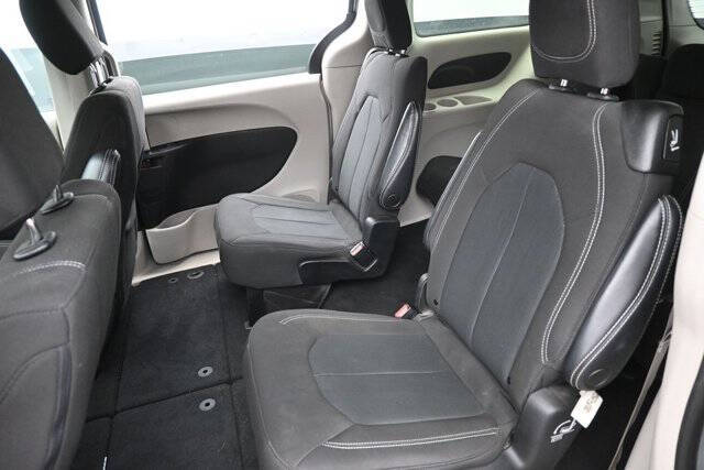 2022 Chrysler Voyager LX