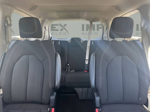 2023 Chrysler Voyager LX
