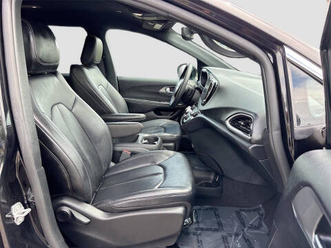 2025 Chrysler Pacifica Select
