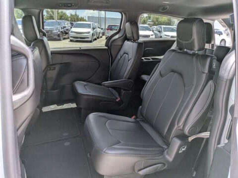 2027 Chrysler Pacifica Select