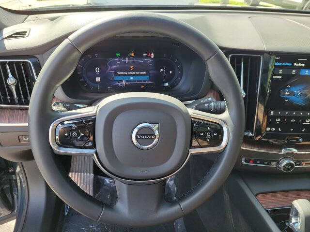 2024 Volvo XC60 B5 Plus Dark Theme