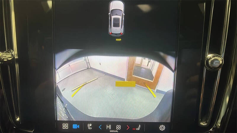 2025 Volvo XC40 B5 Core Bright Theme