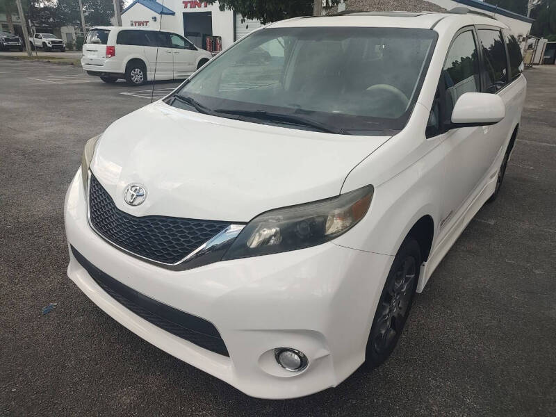 2011 Toyota Sienna SE 8-Passenger