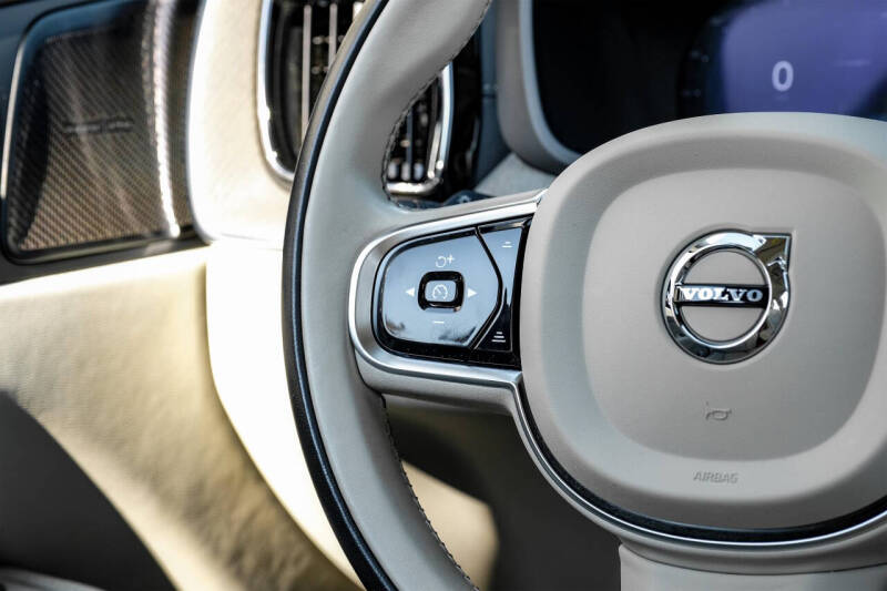 2023 Volvo XC60 B5 Ultimate Dark Theme