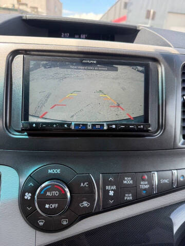 2013 Toyota Sienna SE 8-Passenger