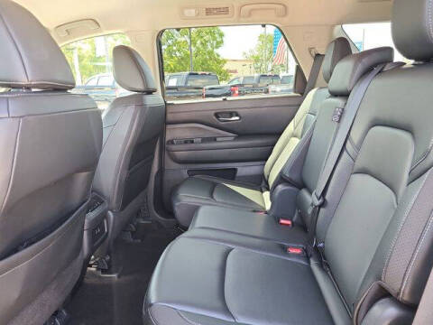 2024 Nissan Pathfinder SL