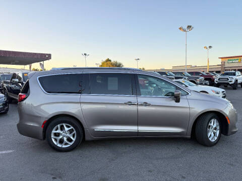 2017 Chrysler Pacifica Touring-L Plus