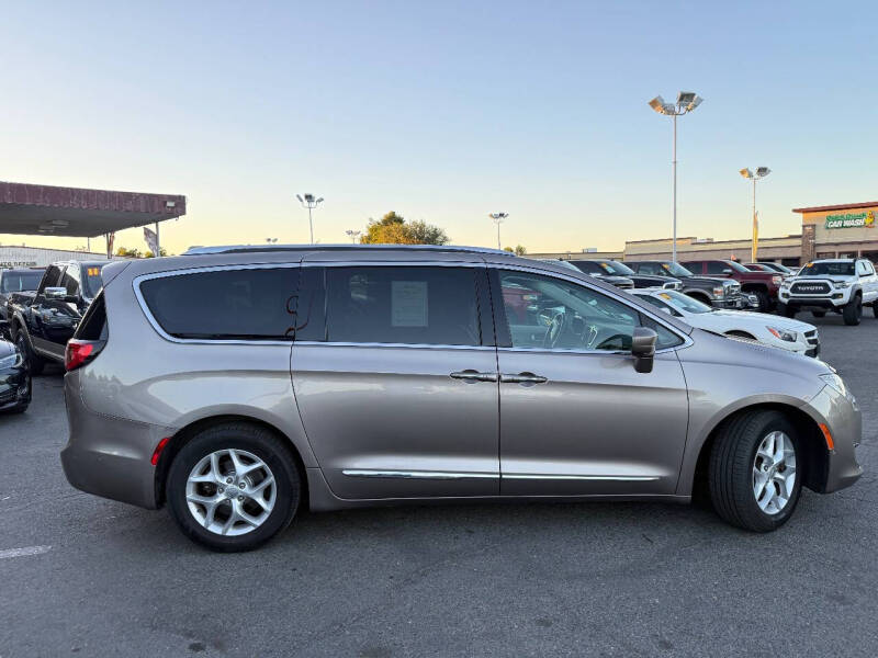 2017 Chrysler Pacifica Touring-L Plus