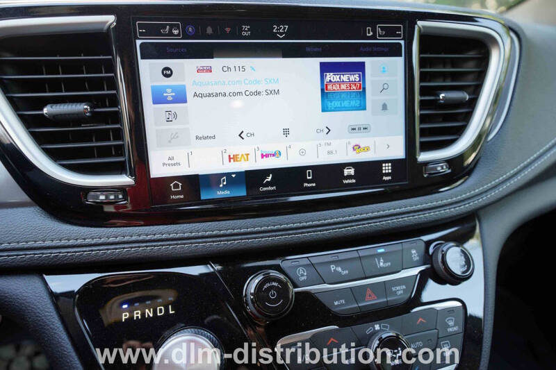 2025 Chrysler Pacifica Select