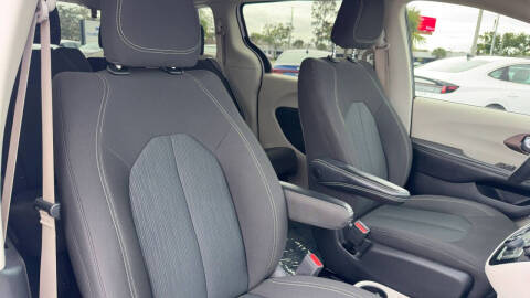 2022 Chrysler Voyager LX