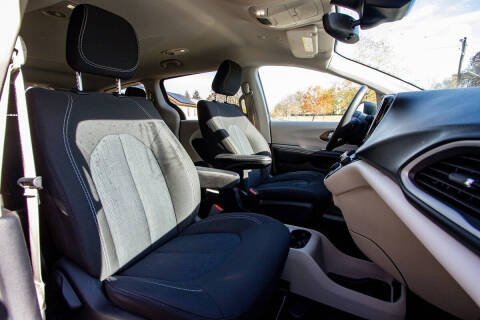 2022 Chrysler Voyager LX