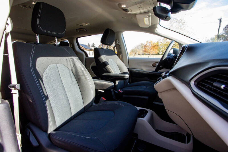 2022 Chrysler Voyager LX