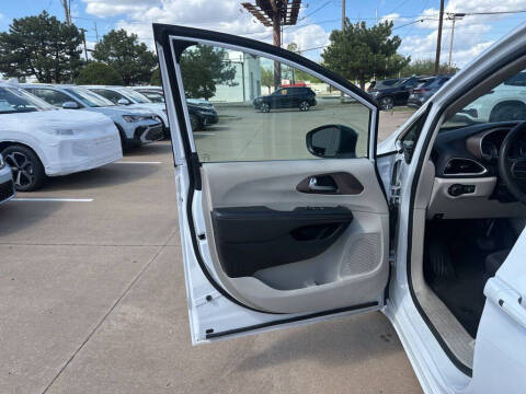 2024 Chrysler Voyager LX