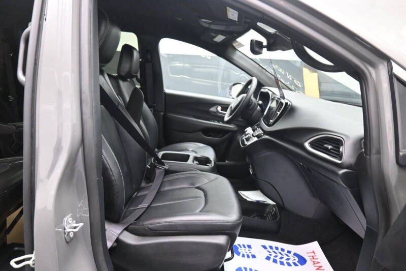 2025 Chrysler Pacifica Select