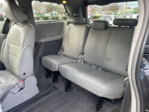 2018 Toyota Sienna LE 7-Passenger Auto Access Seat