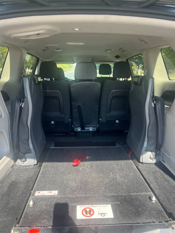 2023 Chrysler Voyager LX