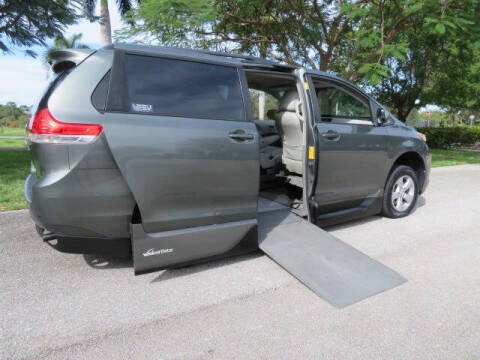 2014 Toyota Sienna LE Mobility 7-Passenger