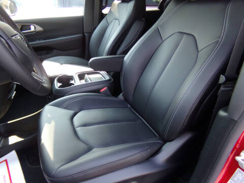 2027 Chrysler Pacifica Select