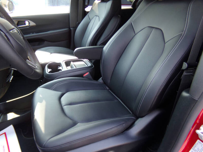 2027 Chrysler Pacifica Select