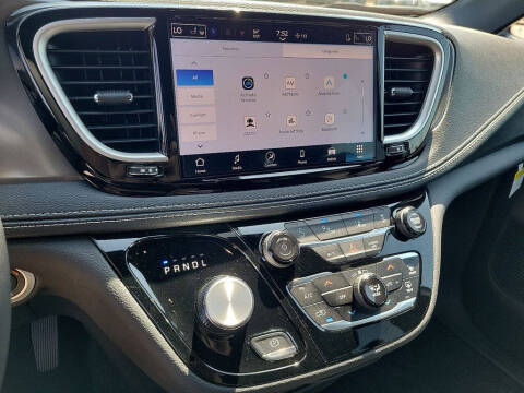 2026 Chrysler Pacifica Select