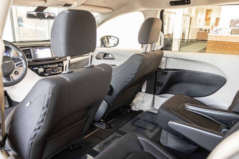 2022 Chrysler Voyager LX