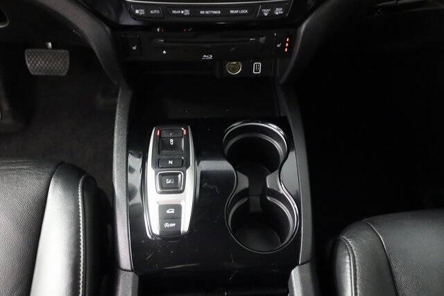 2019 Honda Pilot Touring w/Rear Captain's Chairs