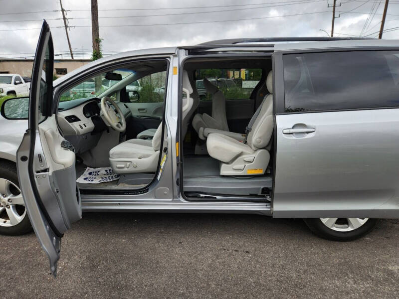 2013 Toyota Sienna L photo 22