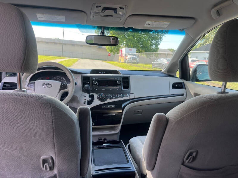 2014 Toyota Sienna LE 8-Passenger