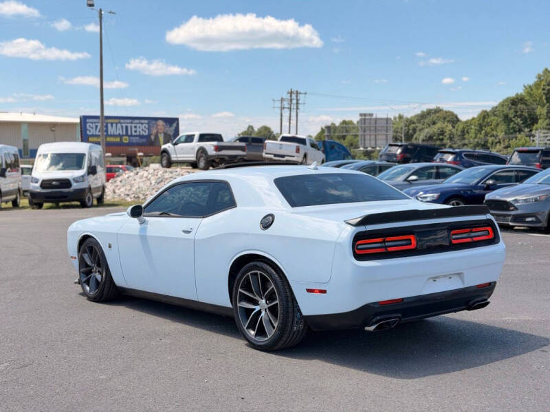 2016 Dodge Challenger 392 HEMI Scat Pack Shaker