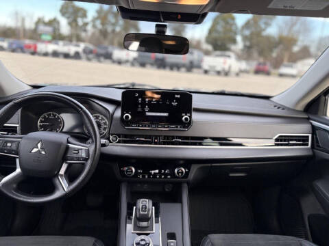 2023 Mitsubishi Outlander SE