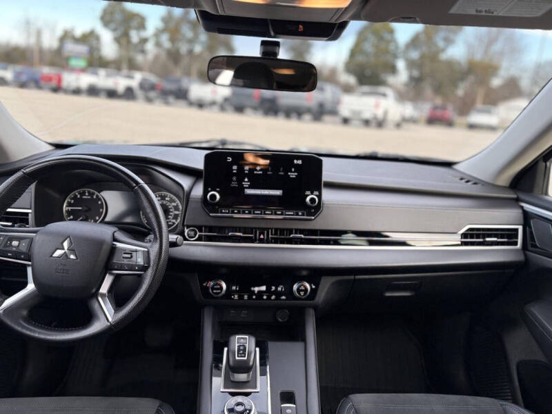 2023 Mitsubishi Outlander SE