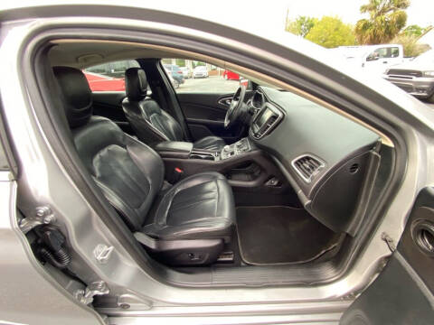 2017 Chrysler 200 Limited