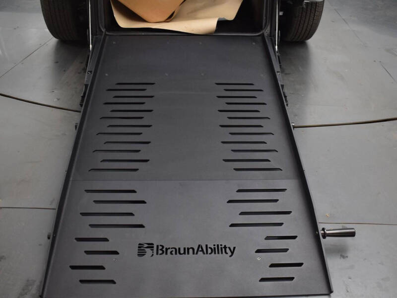 2025 Chrysler Voyager LX