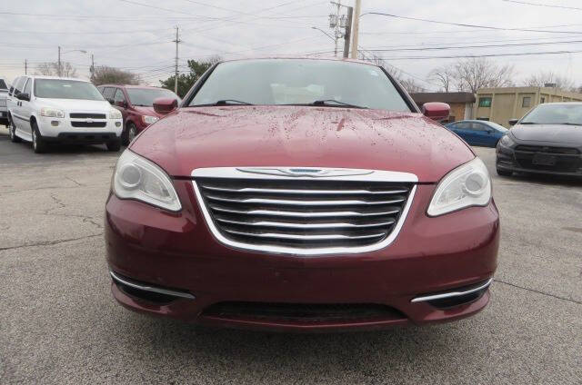 2013 Chrysler 200 Touring photo 5