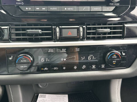 2025 Nissan Pathfinder SV