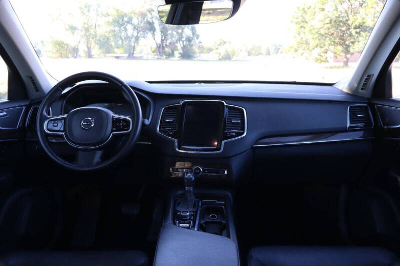 2016 Volvo XC90 T6 Momentum