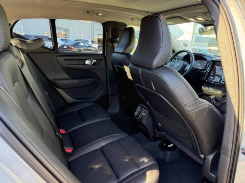 2025 Volvo XC40 B5 Plus Bright Theme