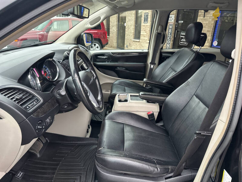 2014 Chrysler Town and Country Touring-L