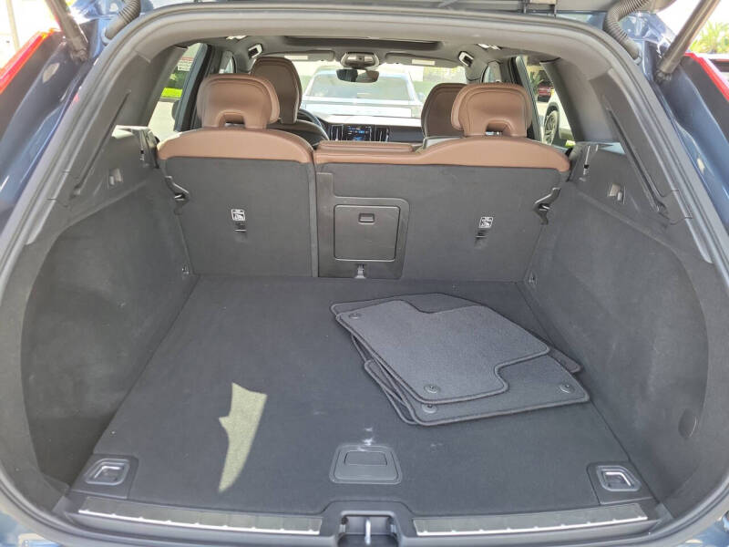 2024 Volvo XC60 B5 Plus Dark Theme