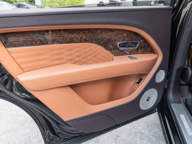 2023 Bentley Bentayga EWB V8