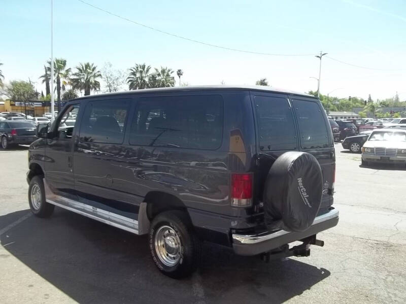 2003 Ford Econoline Wagon XLT photo 9