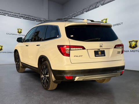 2022 Honda Pilot Touring w/Rear Captain's Chairs