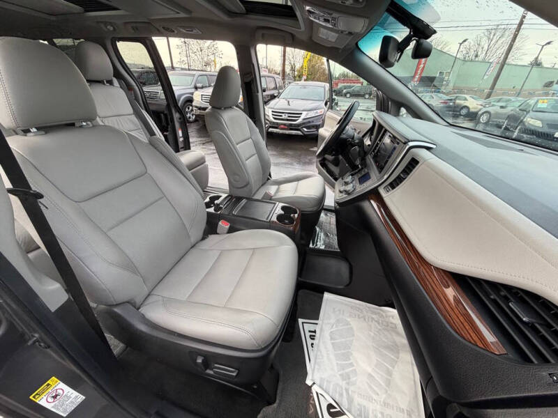 2016 Toyota Sienna XLE 8-Passenger
