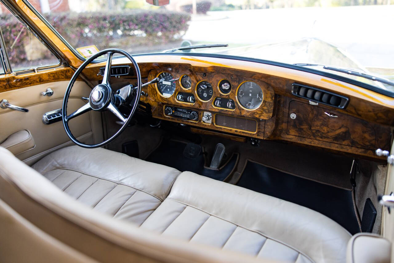 1967 Rolls-Royce Phantom 16