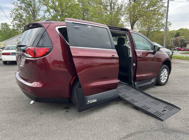 2023 Chrysler Voyager LX - Photo 2