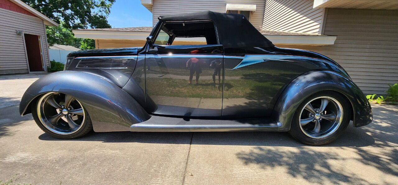 1937 Ford Roadster 5