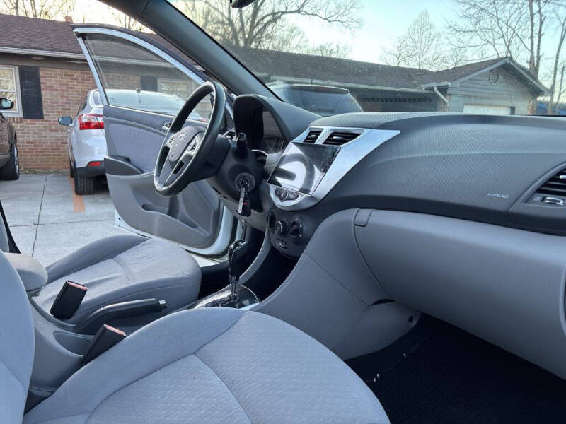 2013 Hyundai Accent SE