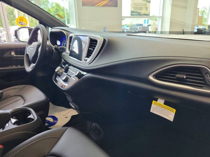 2027 Chrysler Pacifica Select