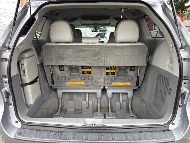 2013 Toyota Sienna XLE 7-Passenger Auto Access Seat
