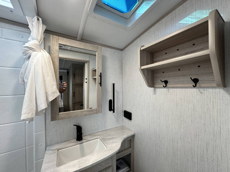 2022 **REDUCED** Shadow Cruiser 280QBS / 31ft